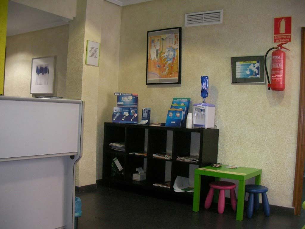 Una habitación con un extintor de incendios en la pared.