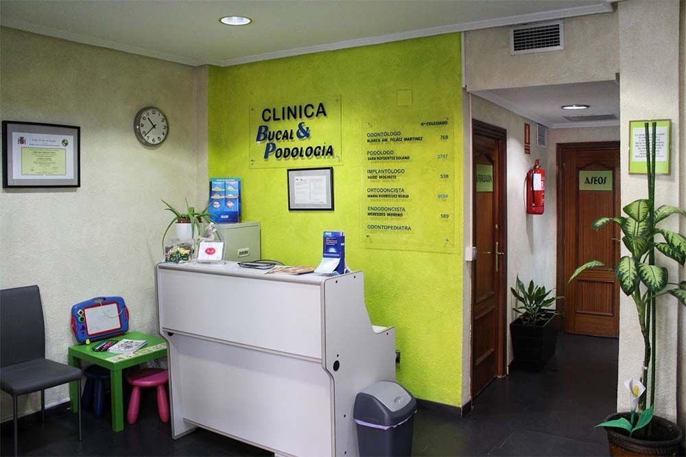 Una sala de espera con un reloj en la pared que dice clínica.