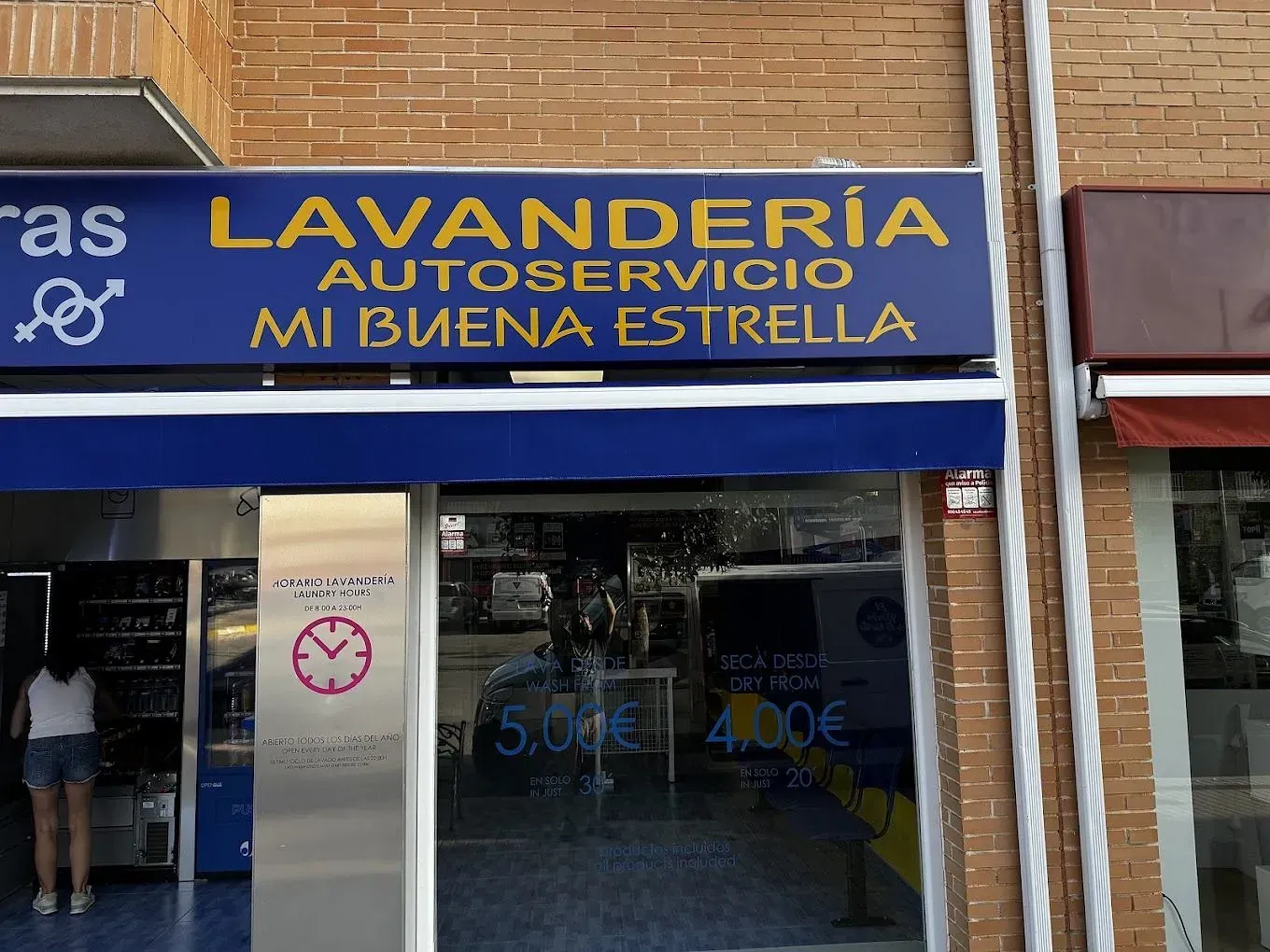 A sign for lavanderia autoservicio mi buena estrella