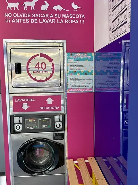 Una lavadora en una lavandería que indica 40 minutos.