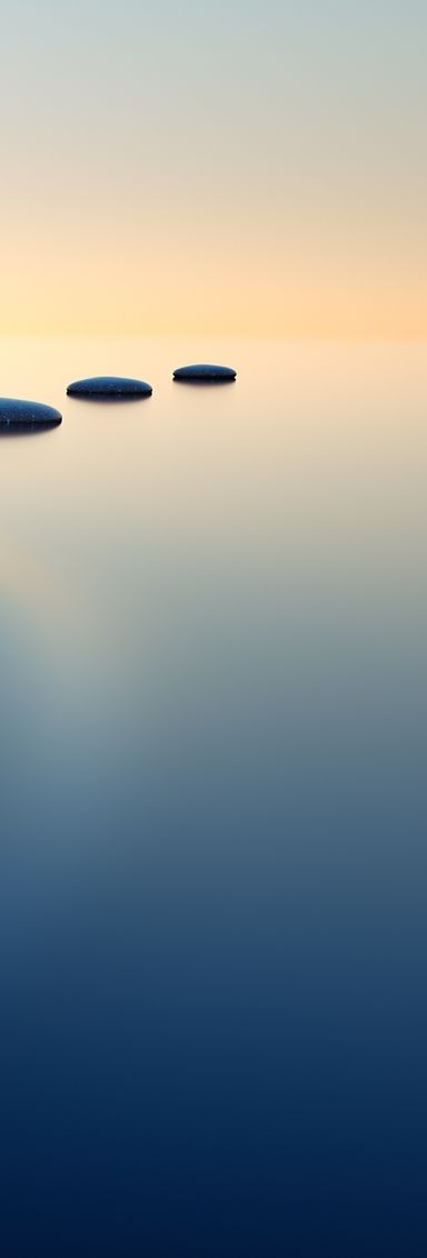 Cailloux au loin sur l'eau