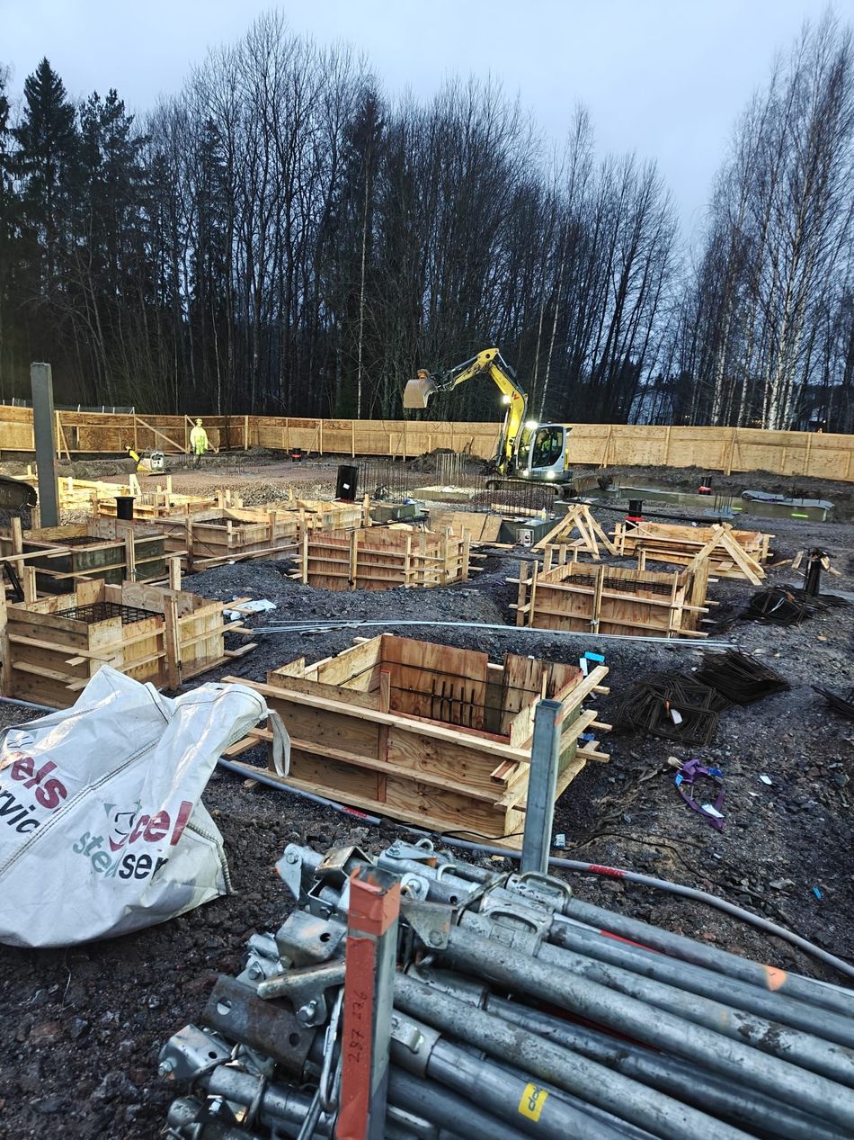 Vaativa betonirakenteen muottityö ja raudoitus käynnissä rakennustyömaalla pääkaupunkiseudulla.