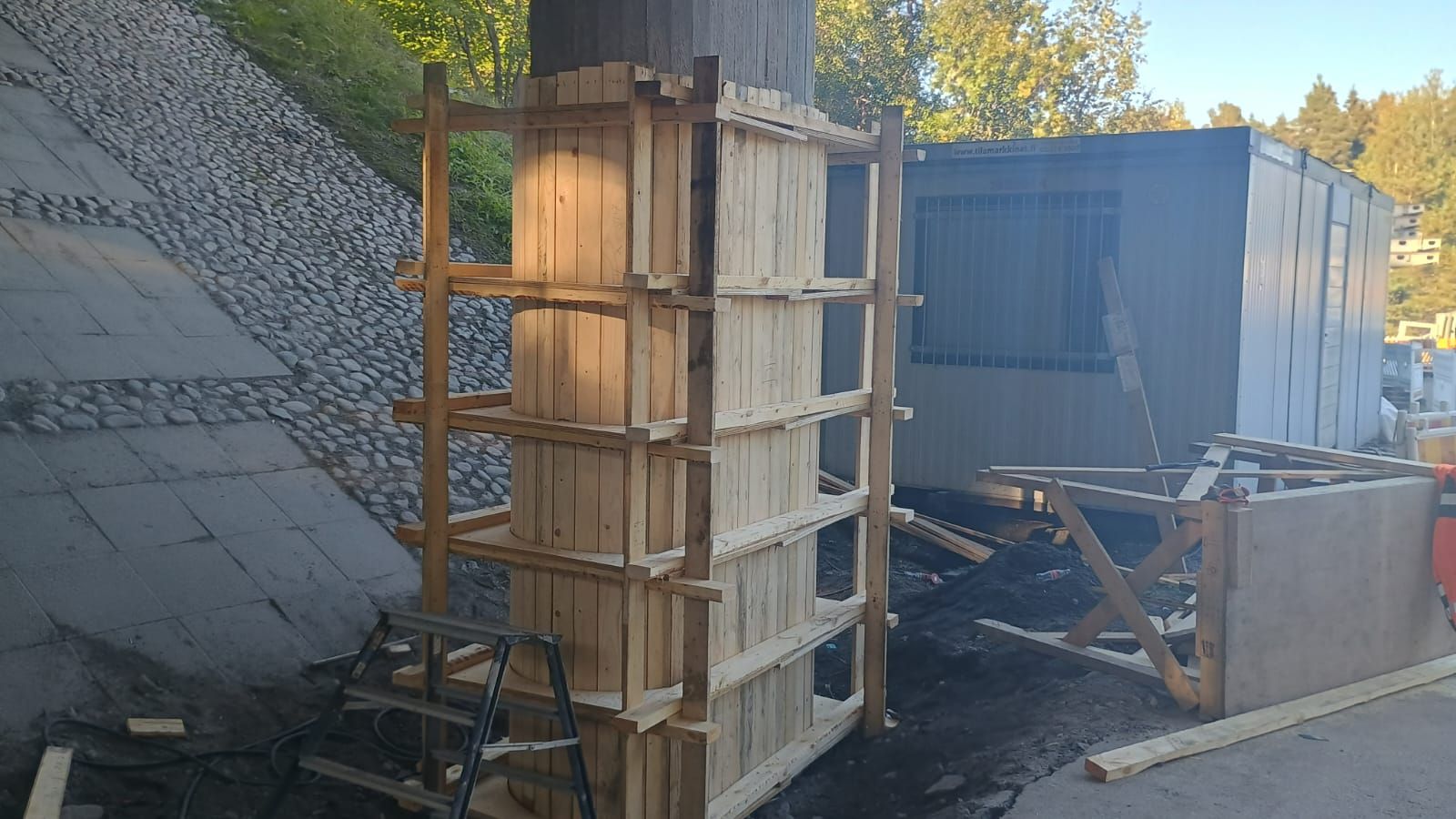 Vaativa betonirakenteen puumuottityö ja raudoitus tarkkaa paikallavalua varten pääkaupunkiseudun rakennustyömaalla.