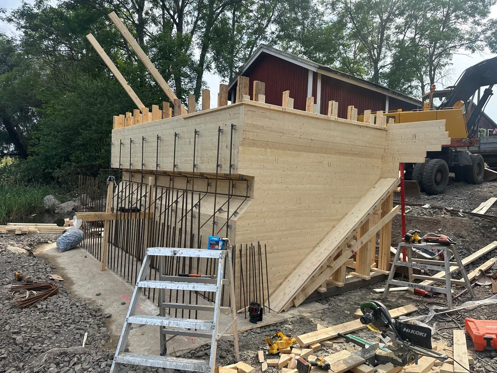 Mittatilaustyönä toteutettu massiivinen puumuotti ja raudoitus vaativaan betonirakenteeseen pääkaupunkiseudulla.