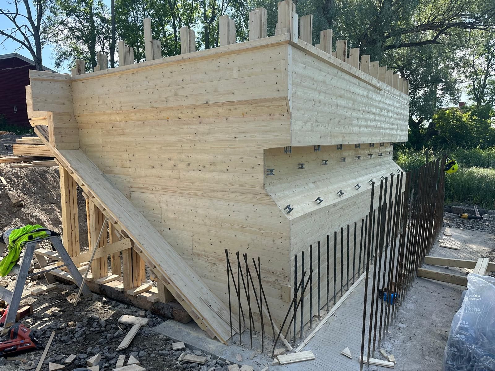 Vaativa betonirakenteen muottityö ja raudoitus käynnissä rakennustyömaalla pääkaupunkiseudulla.