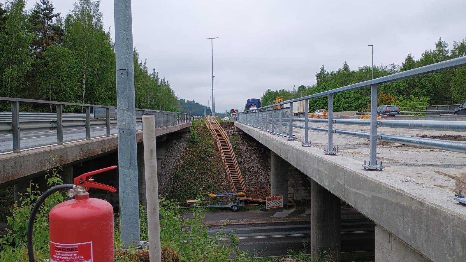 Infrarakentamista ja siltojen reunapalkkien korjaustöitä moottoritiellä pääkaupunkiseudulla.