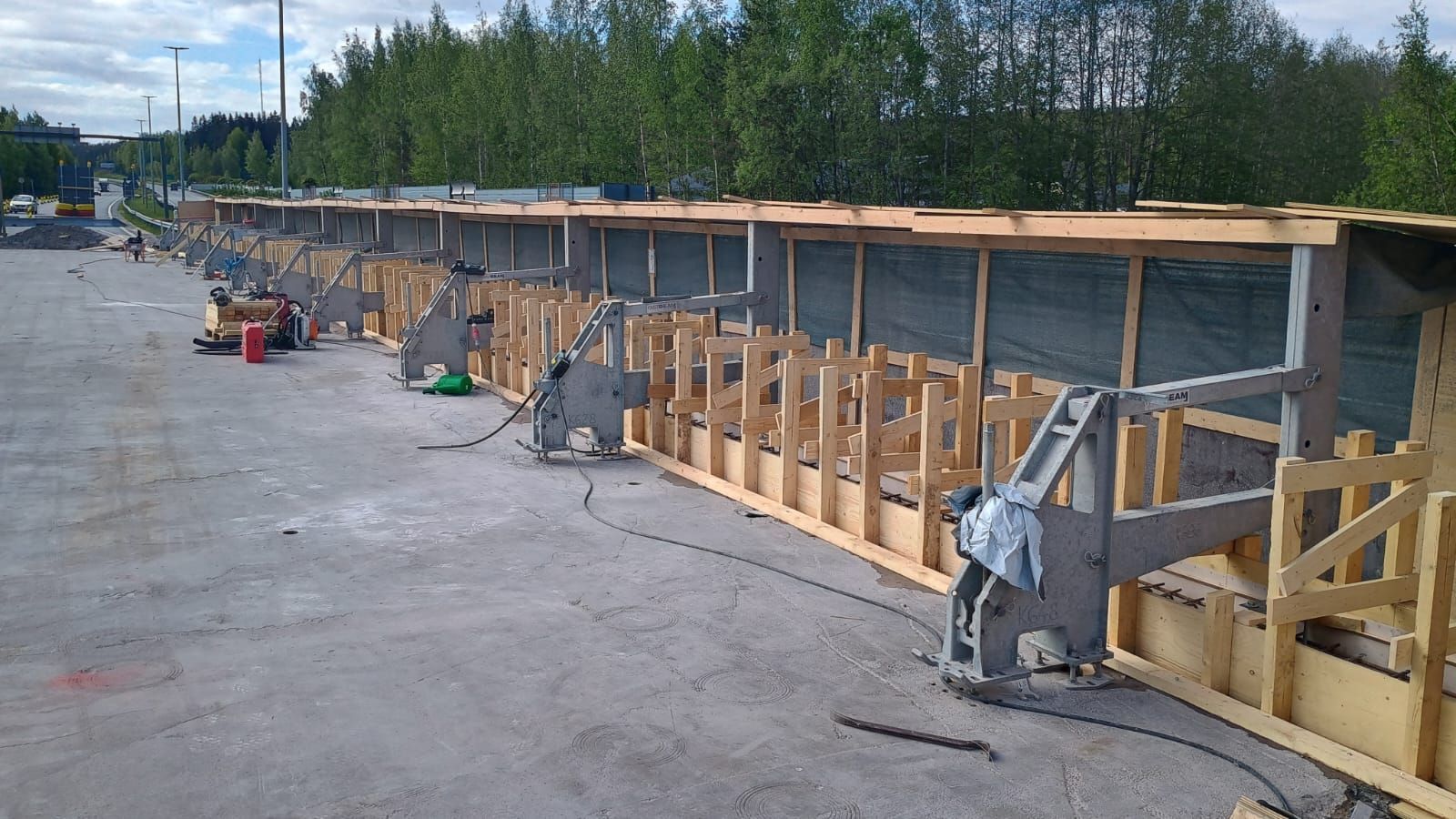 Sillan reunapalkin muottityöt ja tukirakenteet käynnissä olevalla infratyömaalla pääkaupunkiseudulla.