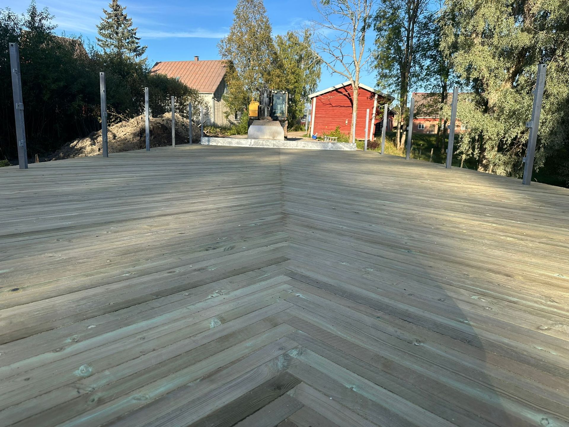 Valmis ja tyylikäs sillan kansilankutus kestävästä puusta – ammattitaitoiset puu- ja betonirakenteet pääkaupunkiseudulla.