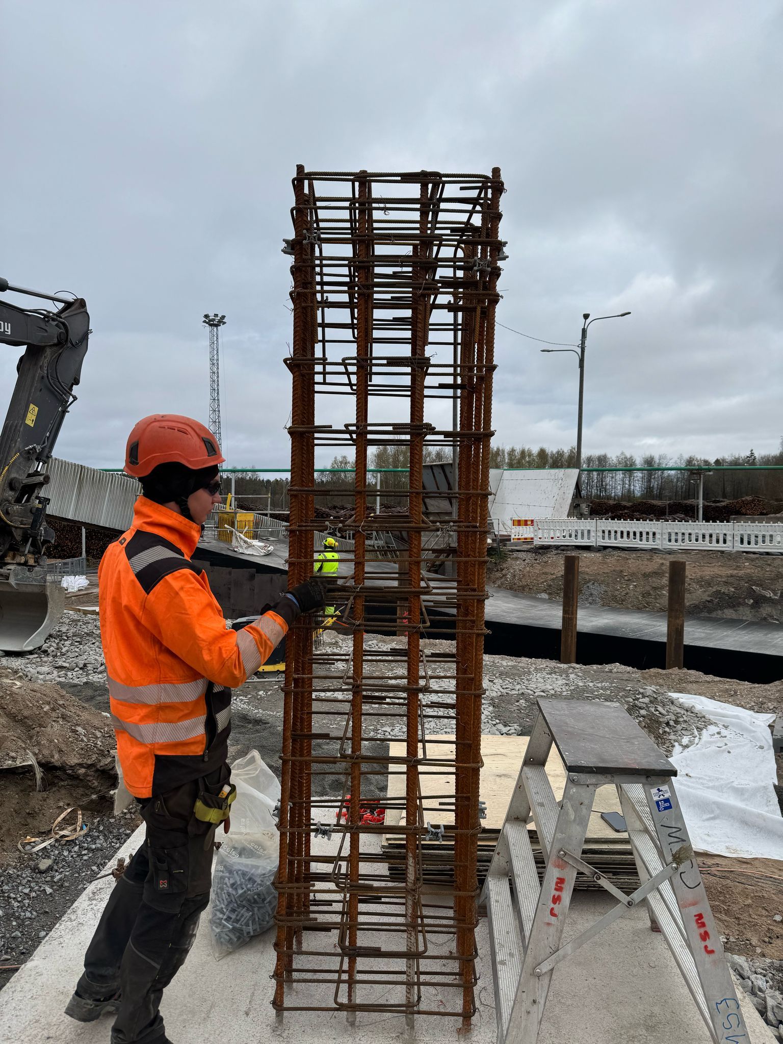 Ammattitaitoinen raudoittaja pilarianturan raudoitustöissä rakennustyömaalla pääkaupunkiseudulla.