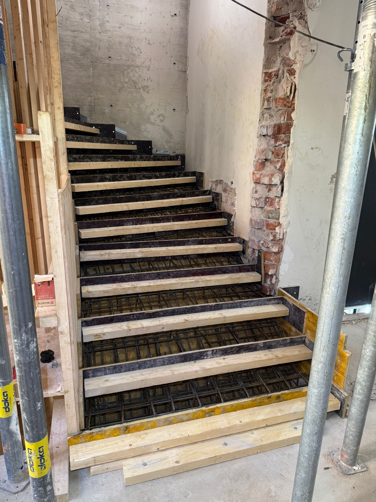 Portaikon vaativa muottityö ja raudoitus saneerauskohteessa pääkaupunkiseudulla – paikallavalubetoniportaat ammattitaidolla.