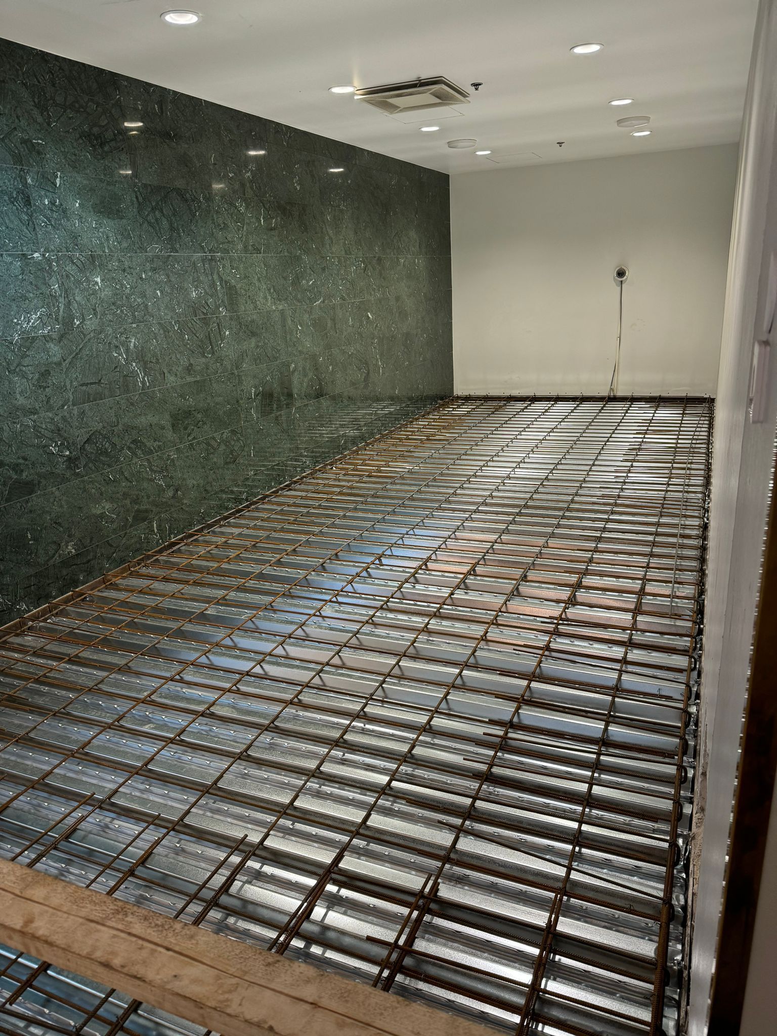 Sisätilan lattiavalun raudoitus ja muottityöt käynnissä liikekiinteistön saneerauskohteessa pääkaupunkiseudulla.