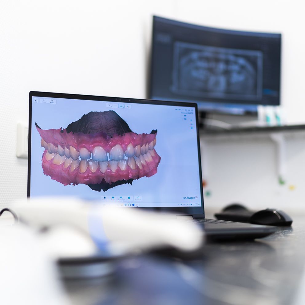 Dr.med.dent.(Syr.) Dipl.; M.Sc.; Ph.D.
Zahnärztin Kenda Khalouf