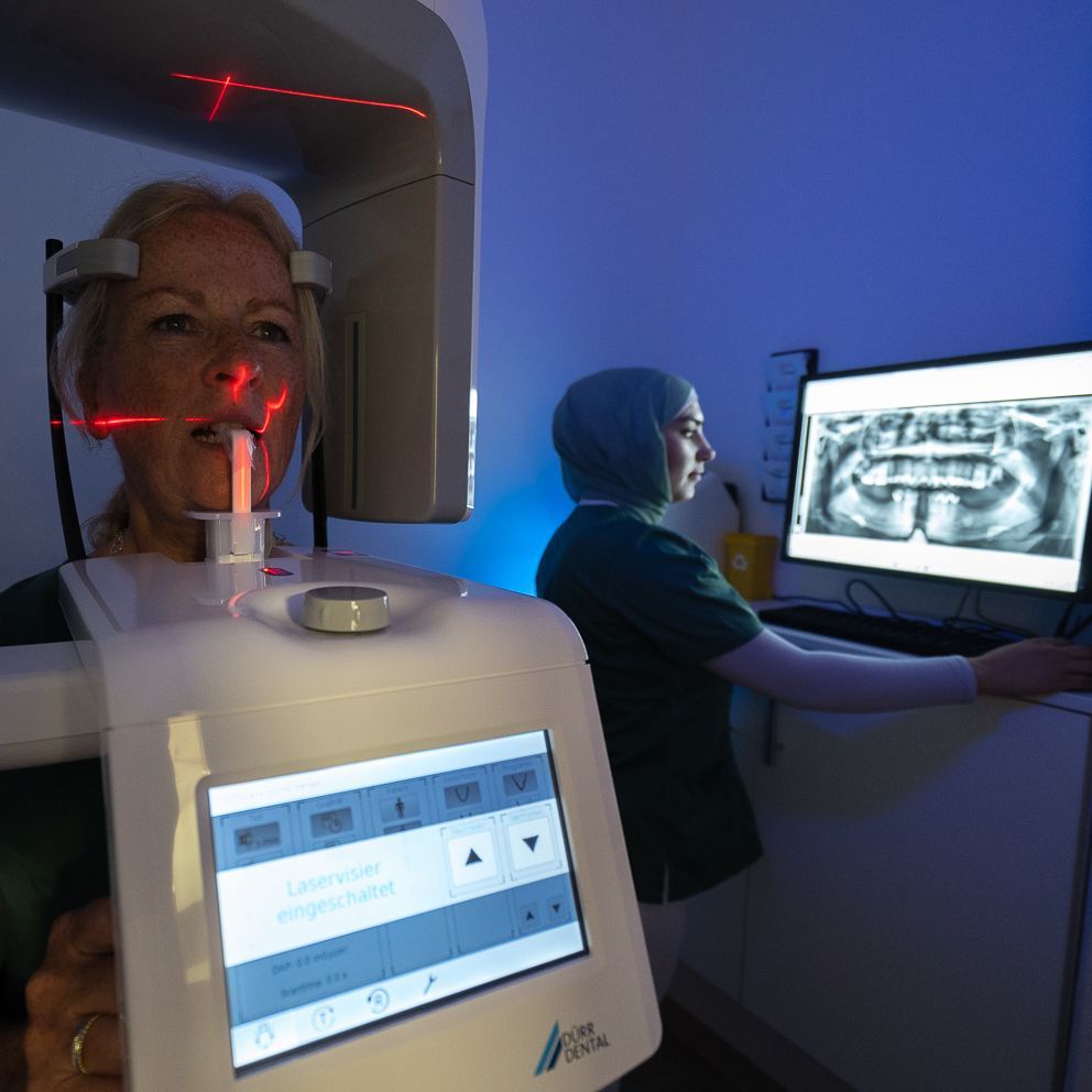 Dr.med.dent.(Syr.) Dipl.; M.Sc.; Ph.D.
Zahnärztin Kenda Khalouf