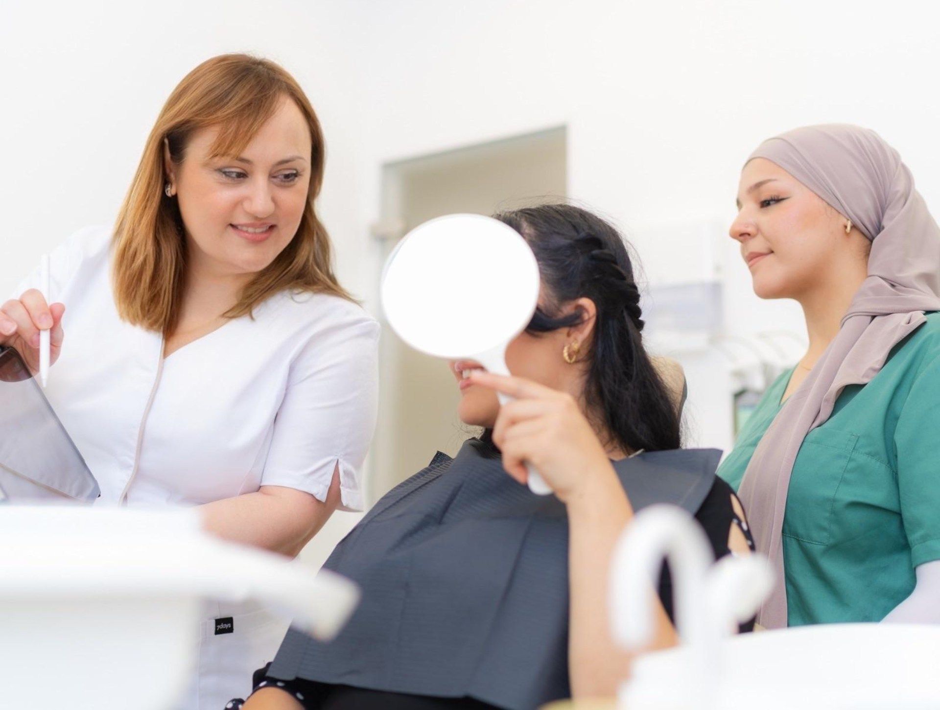 Dr.med.dent.(Syr.) Dipl.; M.Sc.; Ph.D.
Zahnärztin Kenda Khalouf