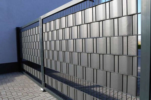 modernes Tor aus Metall