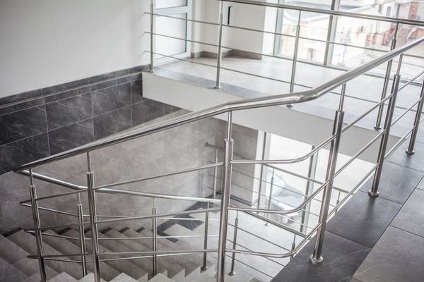 Treppe mit Metallgeländer