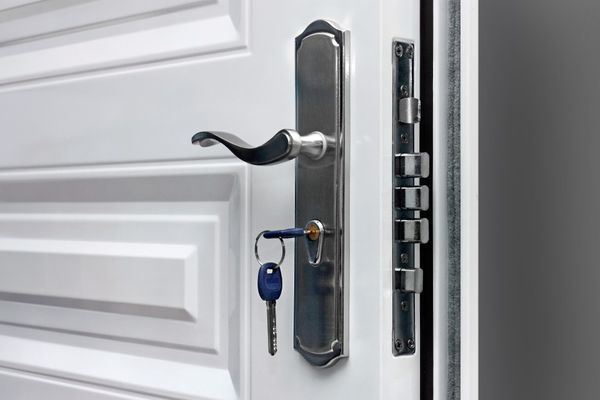 Detailaufnahme Schlüssel in einem Türschloss und Türklinke