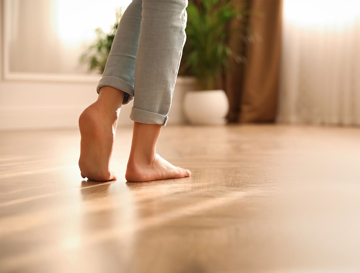 Pieds de femme qui marche sur un parquet chauffant