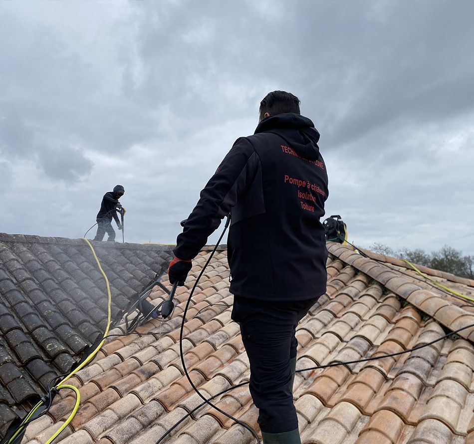 Travaux de traitement de toiture réalisés par la société Ecobat Aquitaine