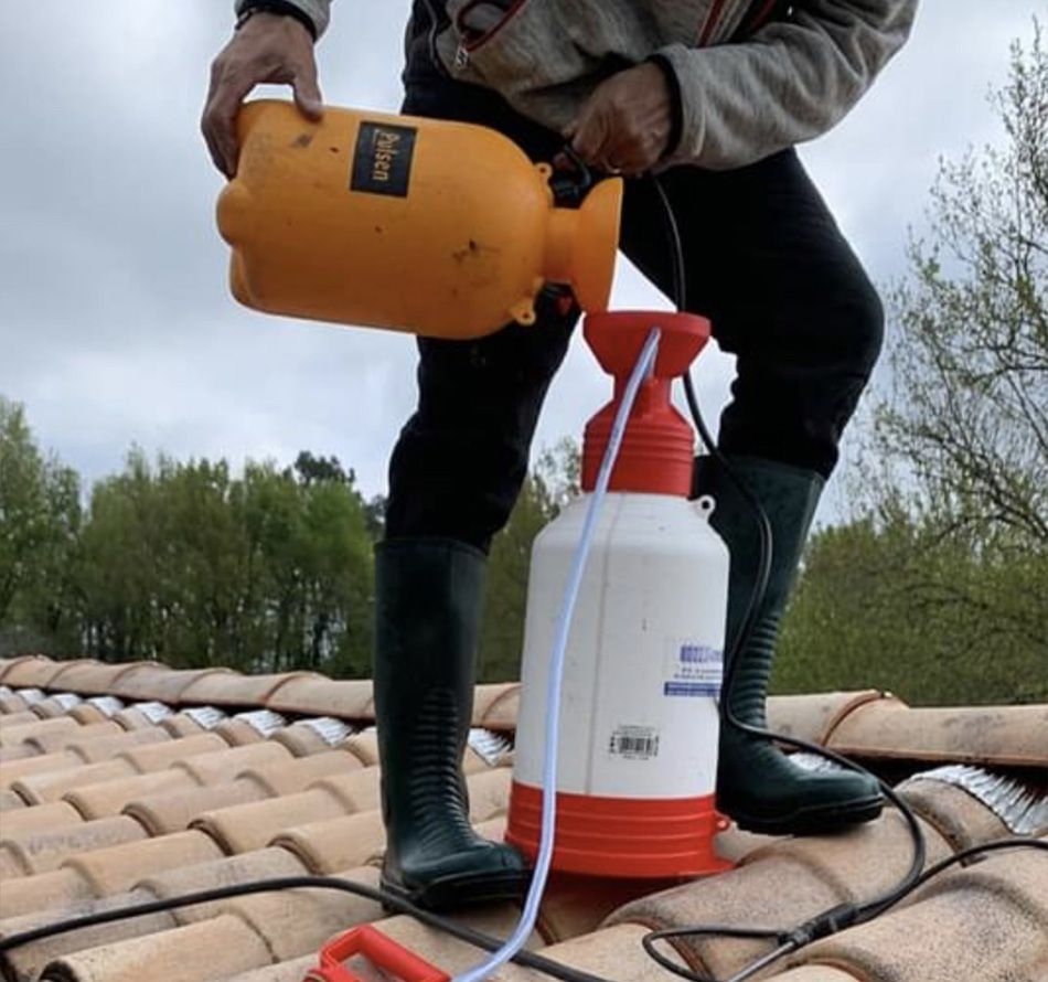 Ouvrier qui verse un liquide dans un pulvérisateur à main