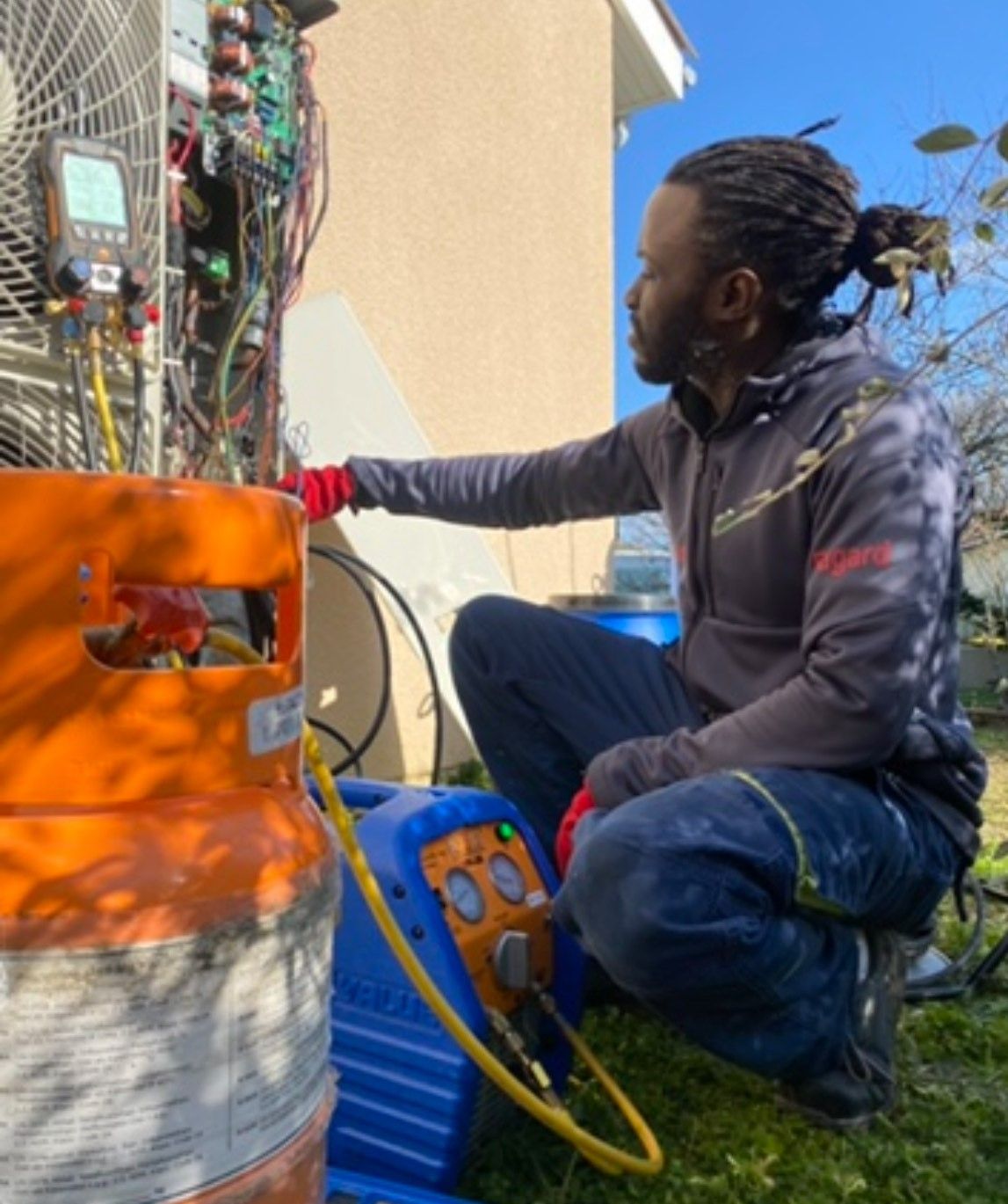 Travaux de maintenance d'une pompe à chaleur