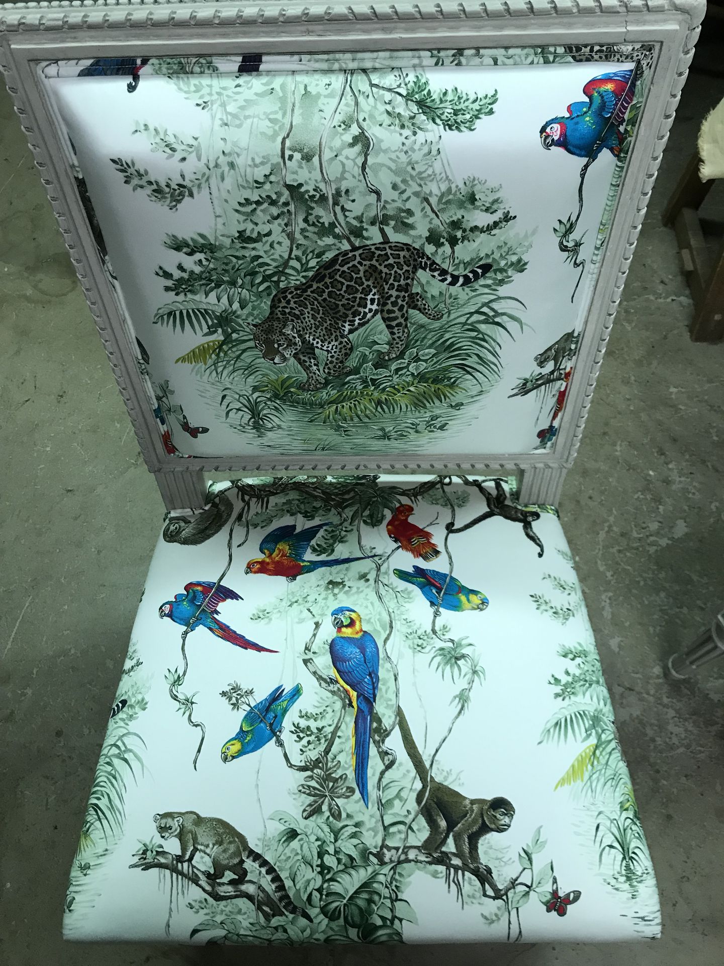 fauteuil retravaillé avec tissu tropicale