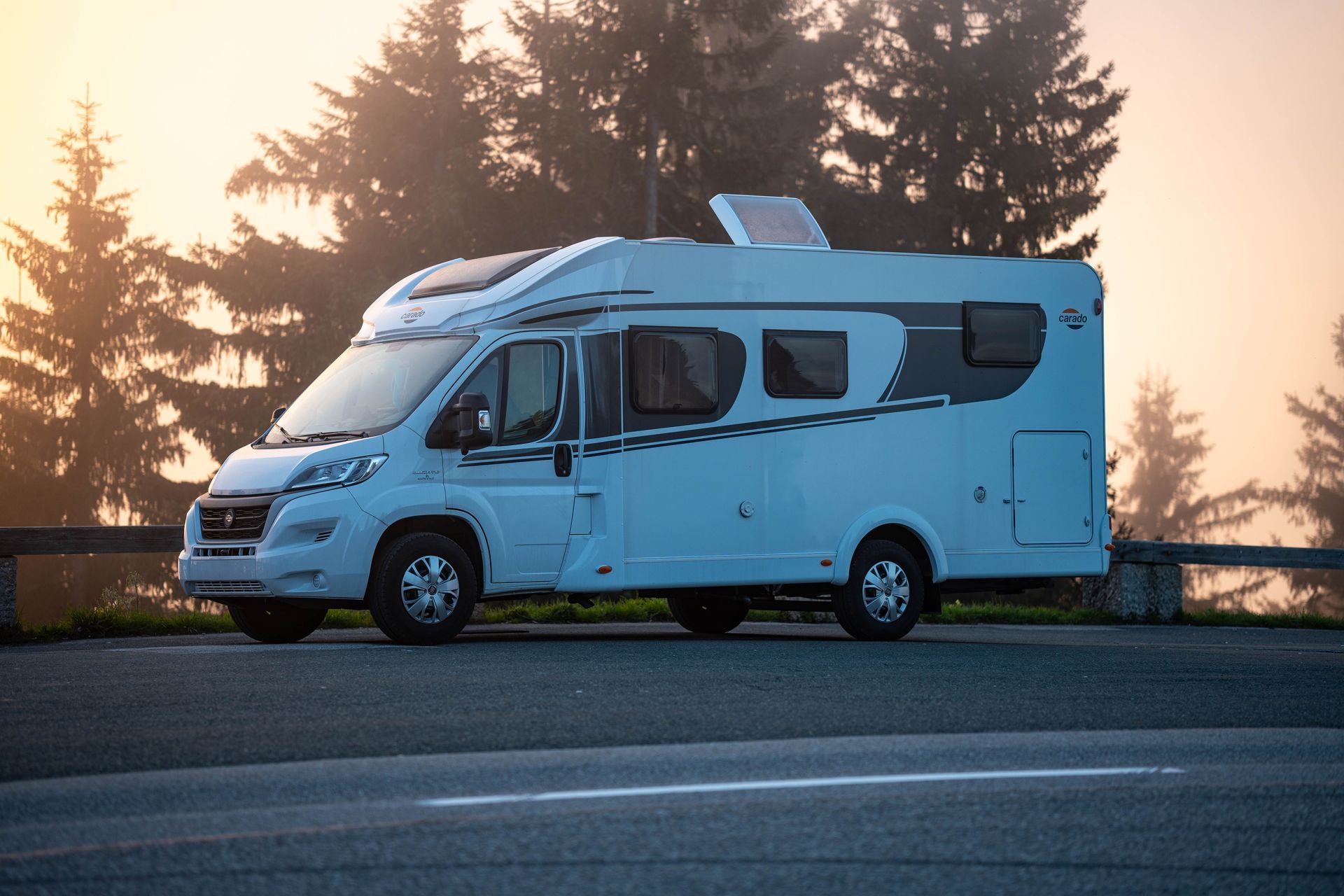 Carado T338 Wohnmobil im Sonnenuntergang mit Nebel