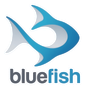 Un logotipo que presenta la forma estilizada de un pez azul sobre la palabra "bluefish" 