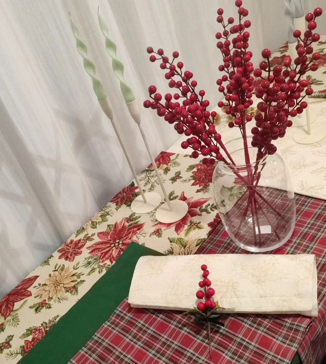 Un jarrón de cristal lleno de frutos rojos reposa sobre una mesa.
