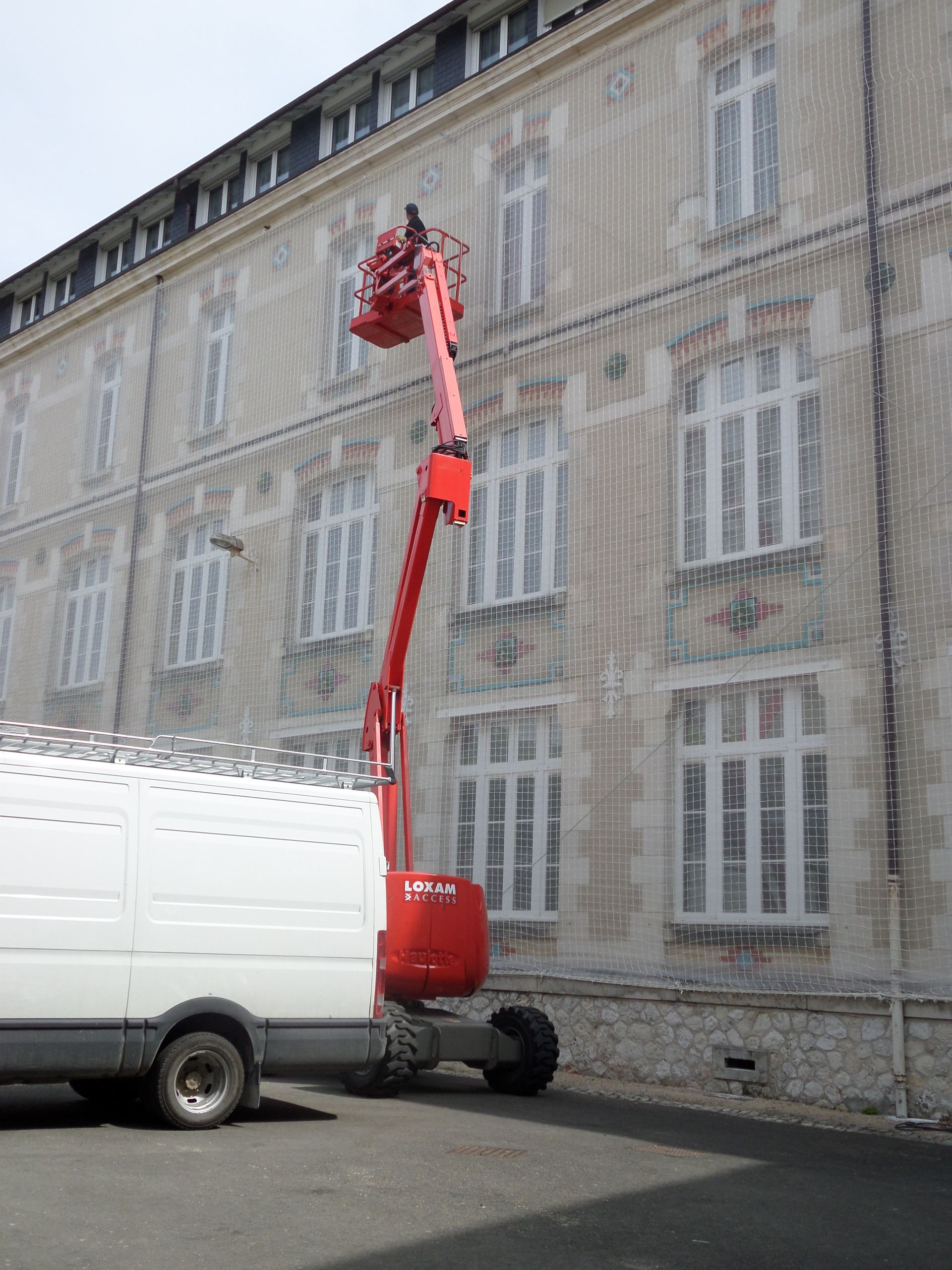 Filet en façade dans un établissement scolaire.