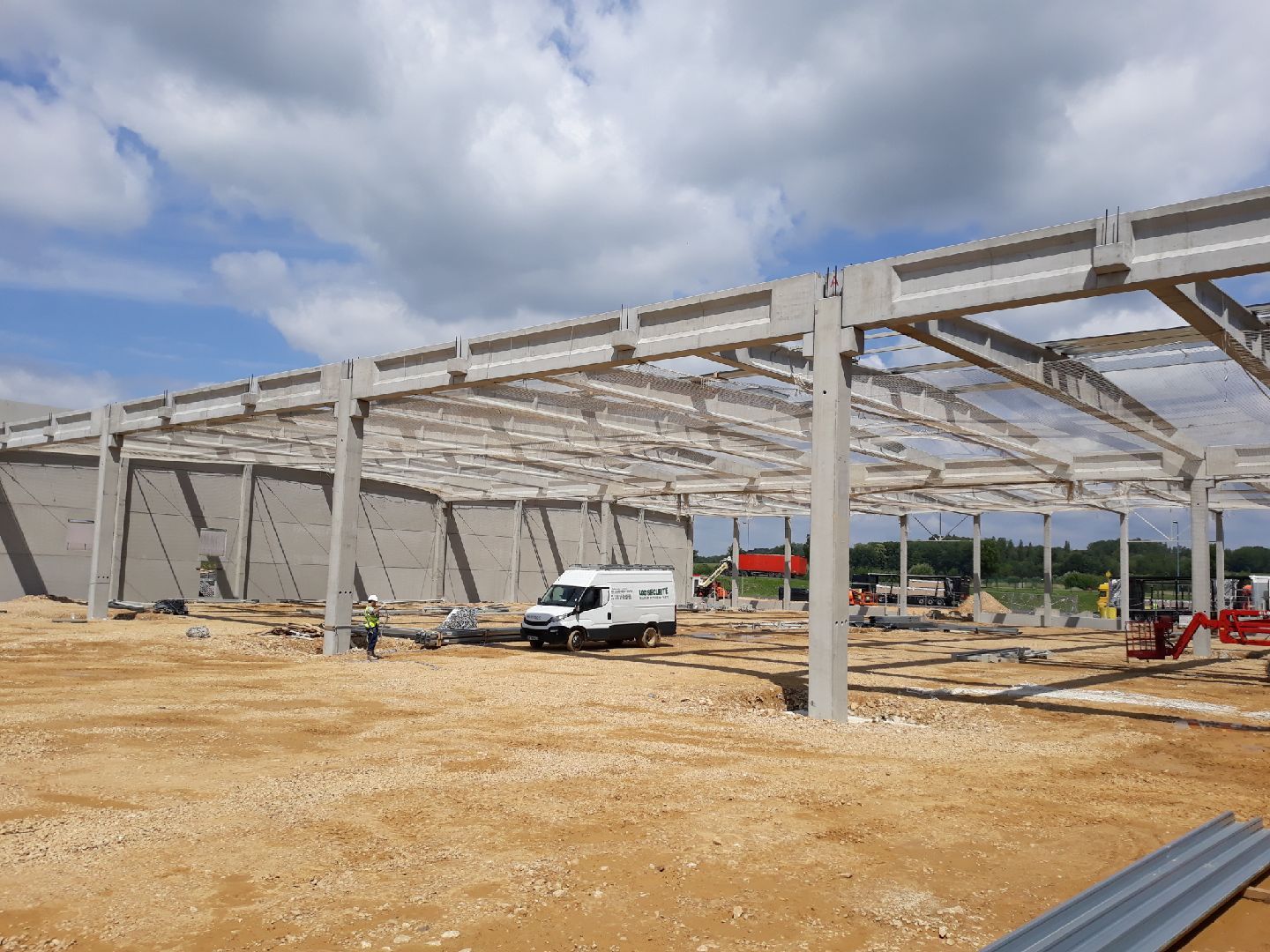 Un hangar béton en construction