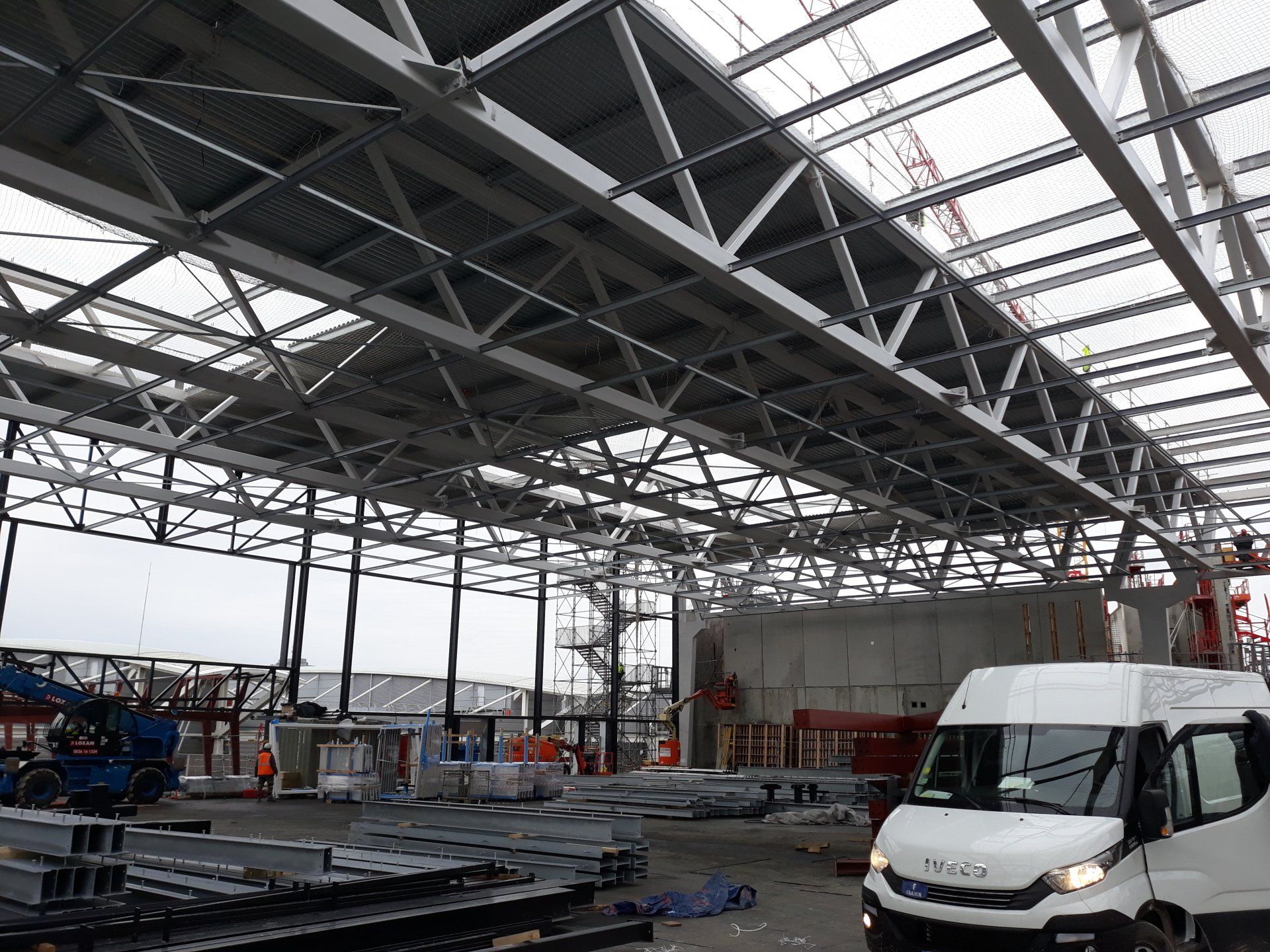 Hangar à charpente métallique.