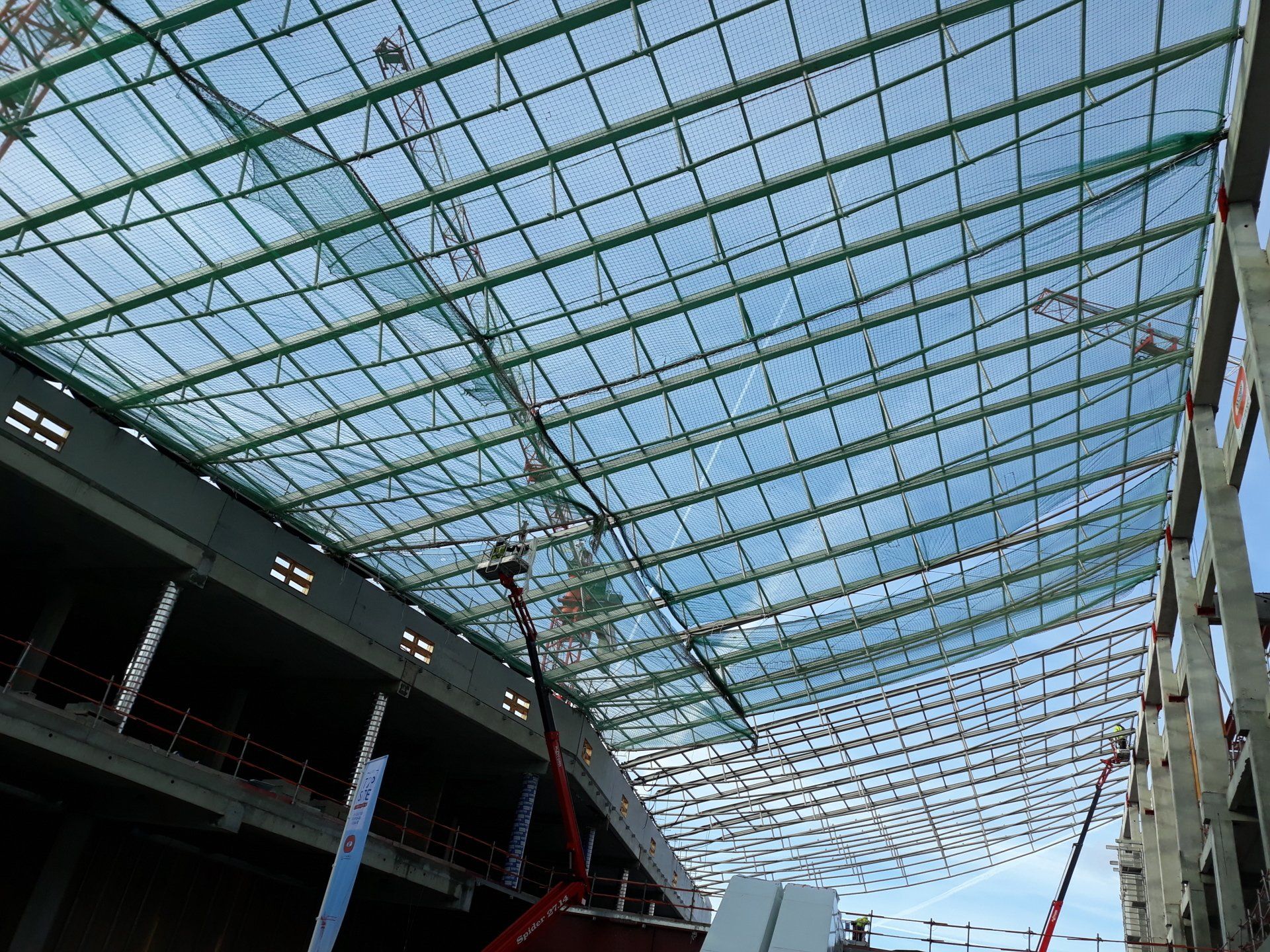 Filet de sécurité sur un bâtiment en cours de construction.