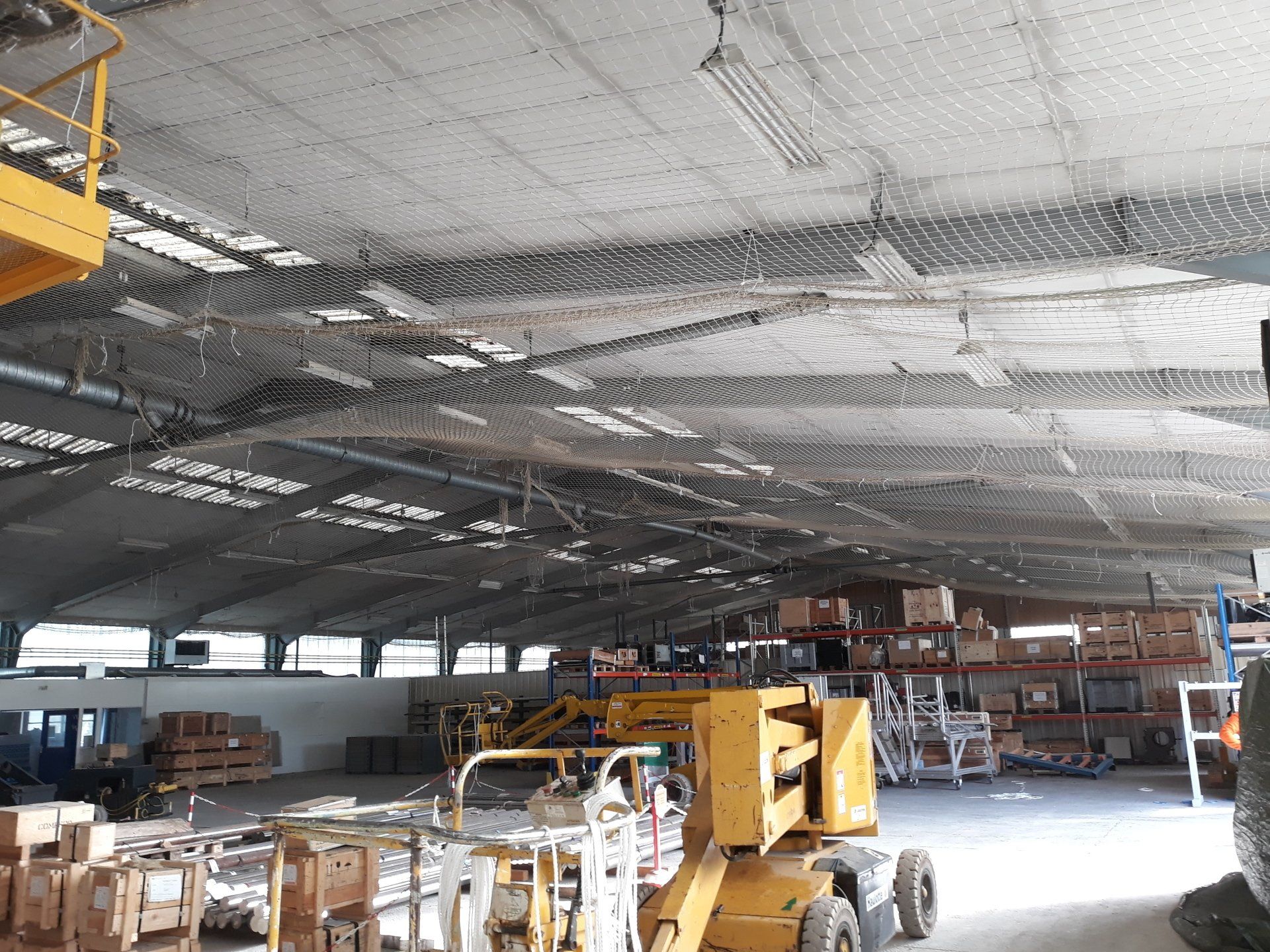Hangar avec filet tendu au plafond.