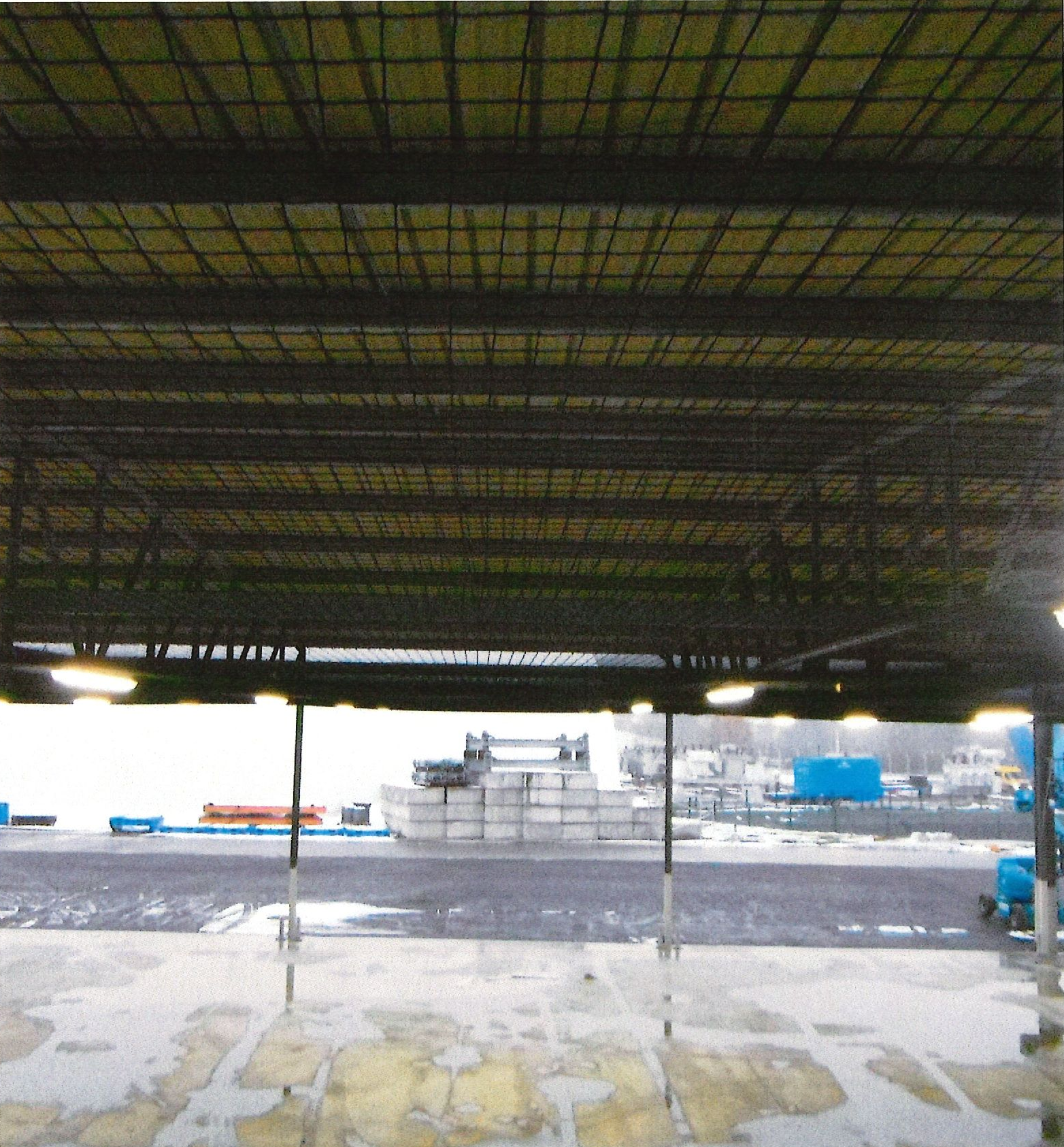 Auvent protégé par un filet anti-volatiles.