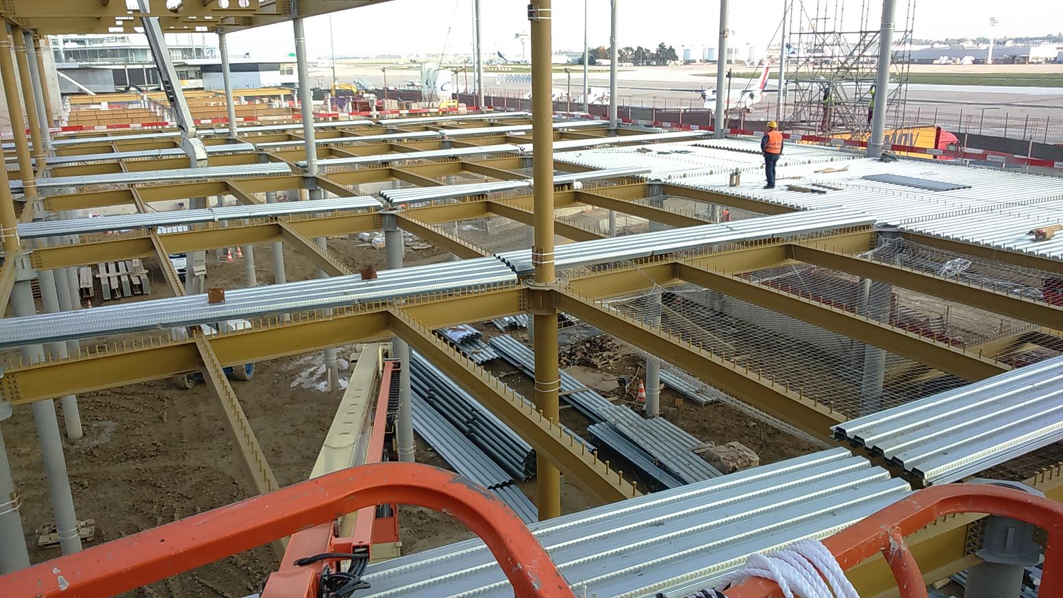 Chantier protégé par un filet de sécurité.