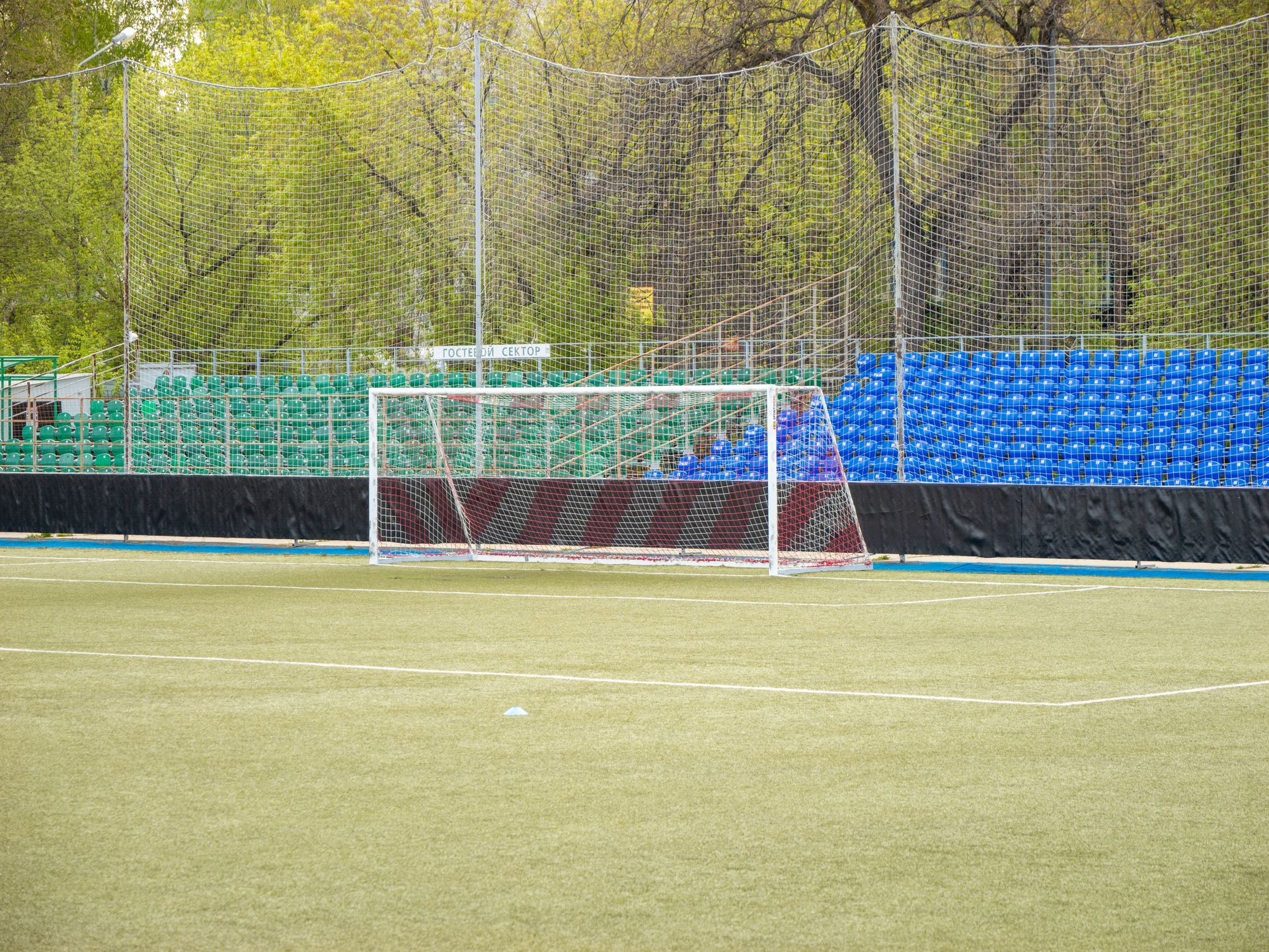 Un stade de foot avec un filet au fond