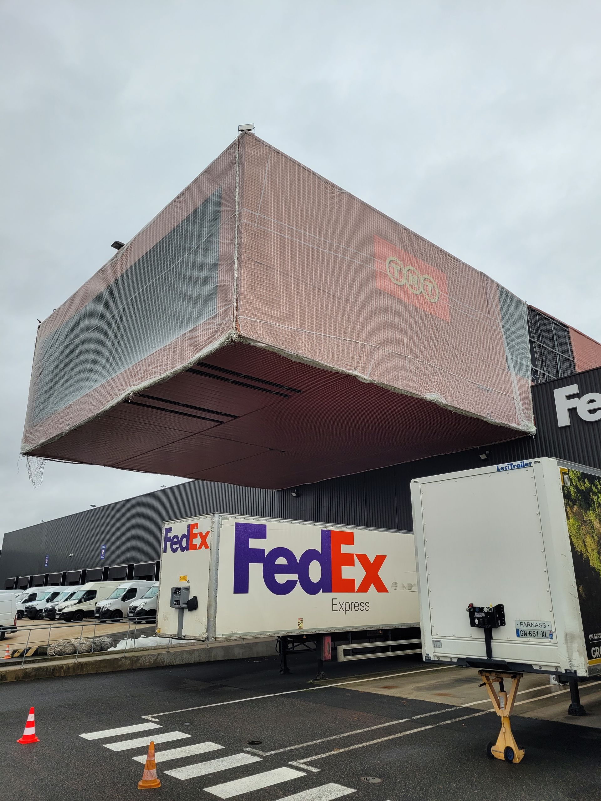 Un bâtiment protégé par un filet de sécurité en façade.