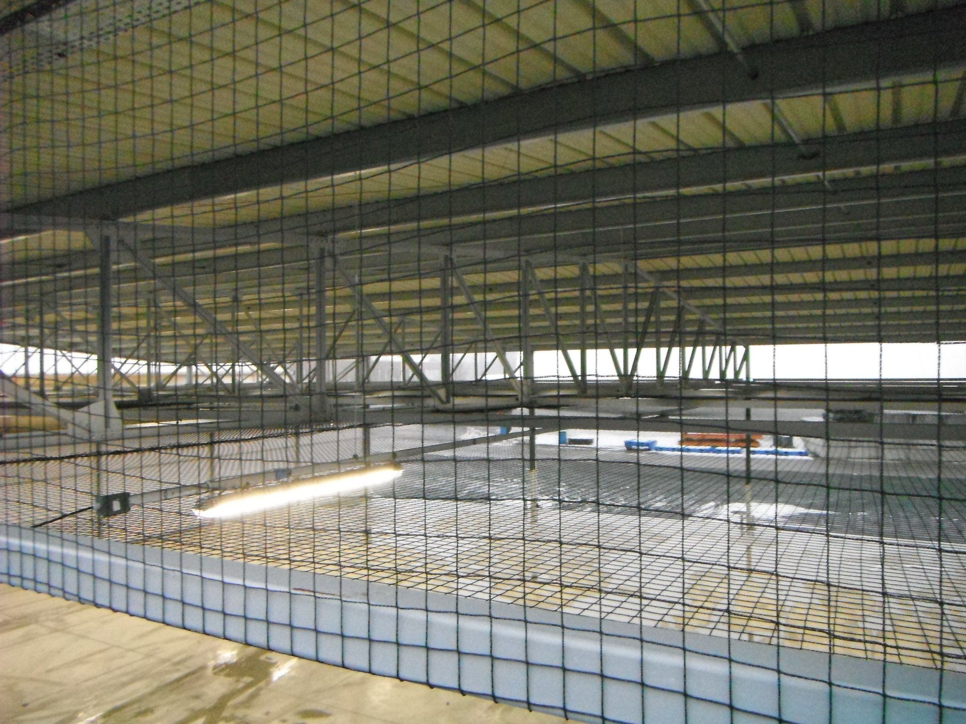 Protection d'un chantier avec des filets anti-volatiles.