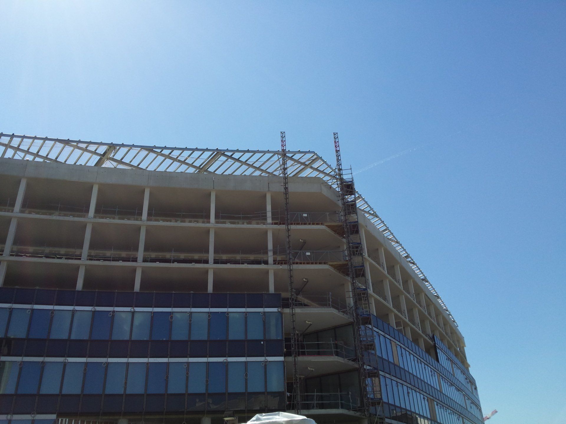 Immeuble de plusieurs étages en construction.