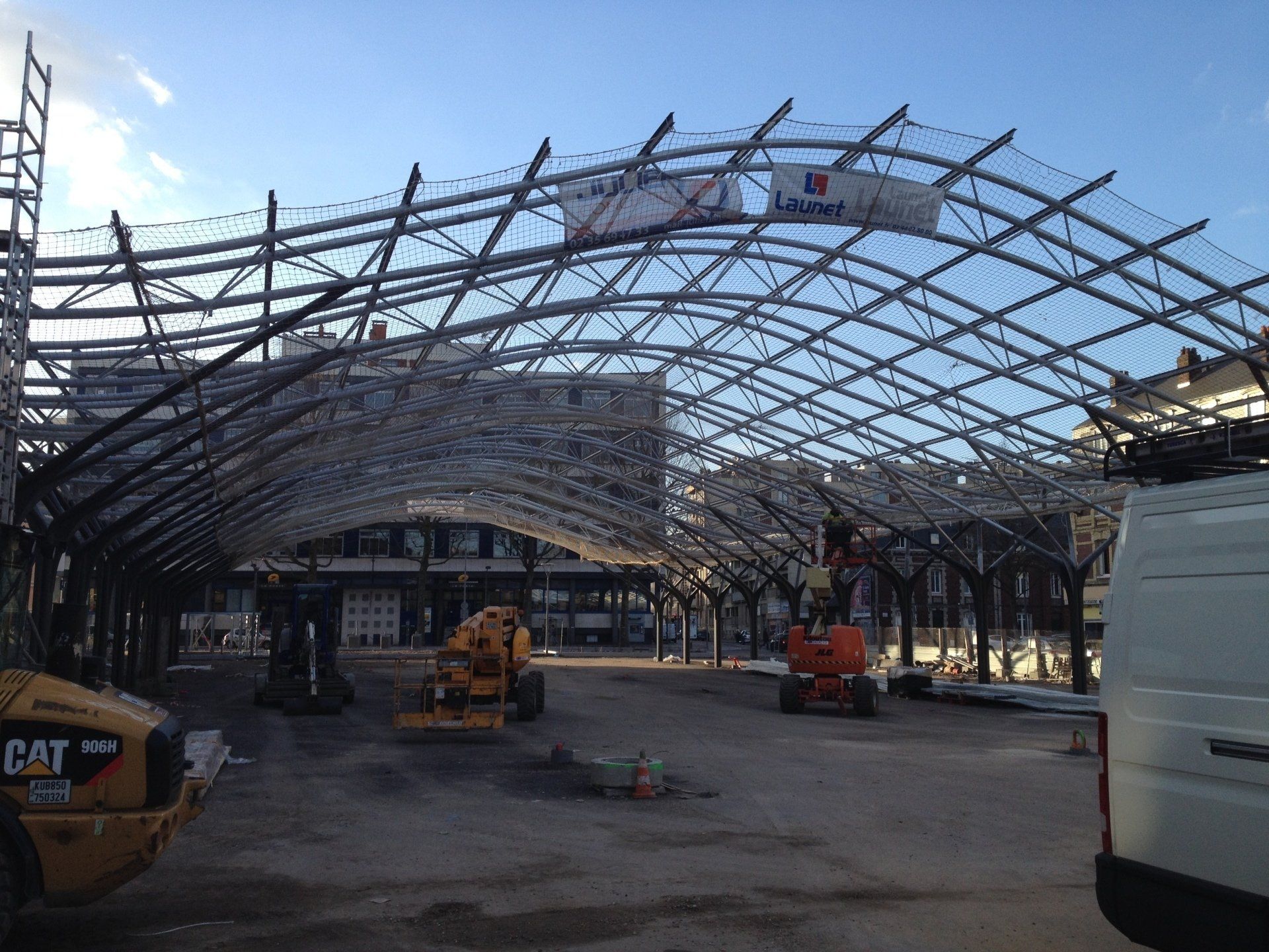 Protection de halles en cours de construction.