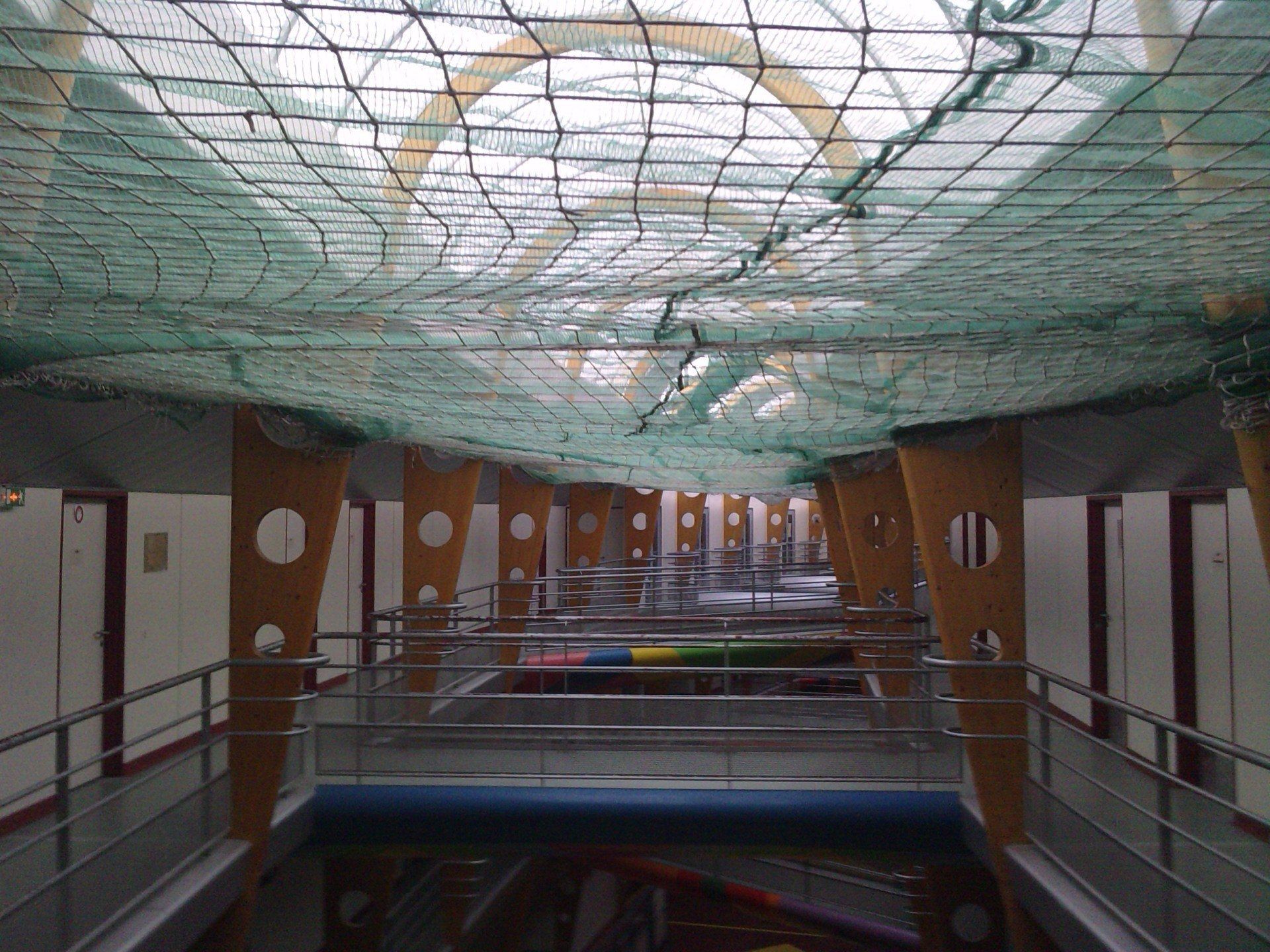 Filet tendu à l'intérieur d'un bâtiment.