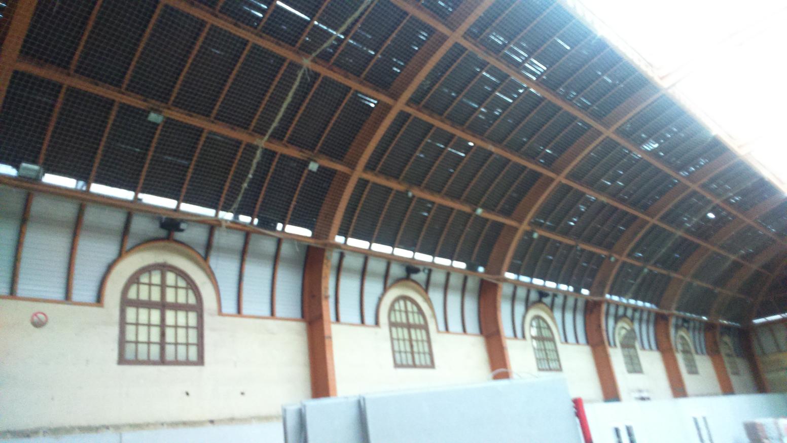 Manège Batesti protégé par des filets.