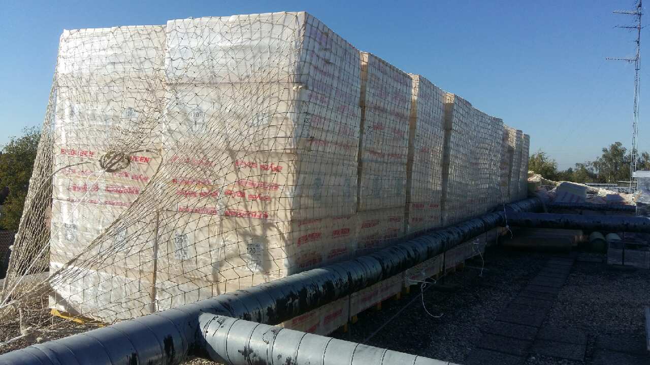 Filet de protection sur isolant pour éviter la perte de marchandises.