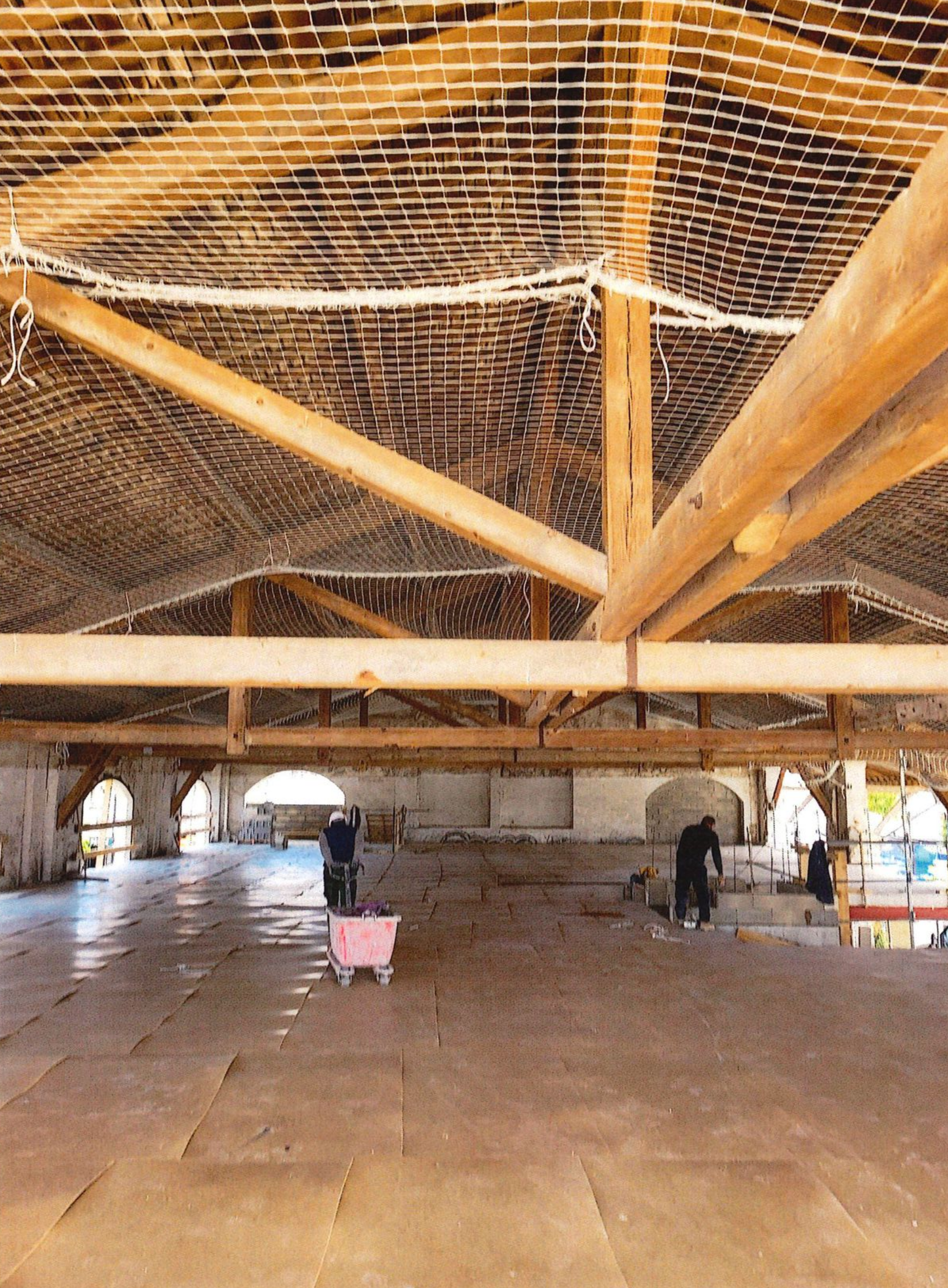 Filets de sécurité sous un marché couvert.