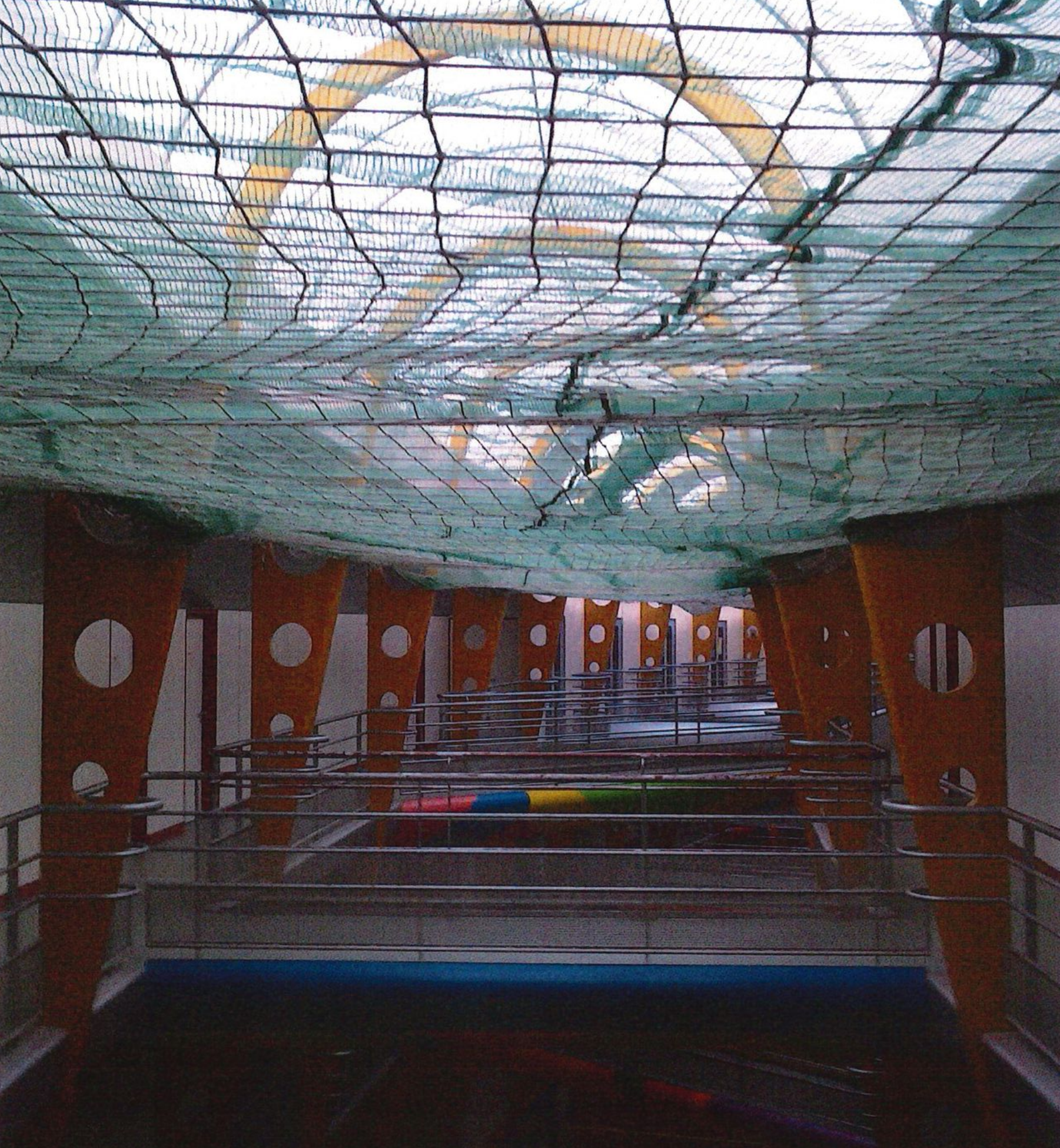 Plafond de bâtiment protégé par un filet intérieur.