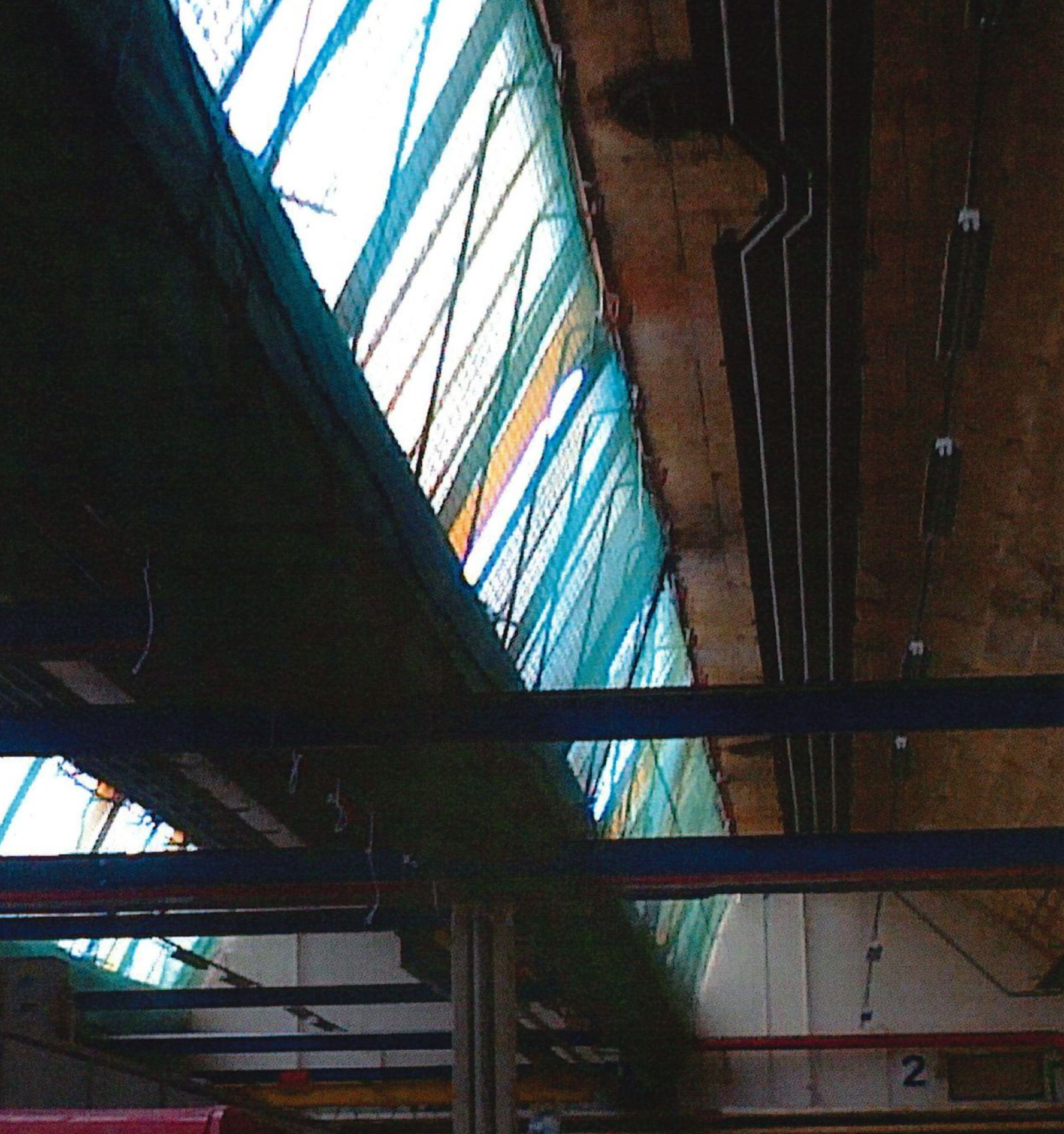 Intérieur de bâtiment avec filets anti-volatiles.