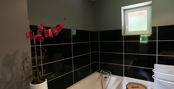 Pose de faïence dans la salle de bains