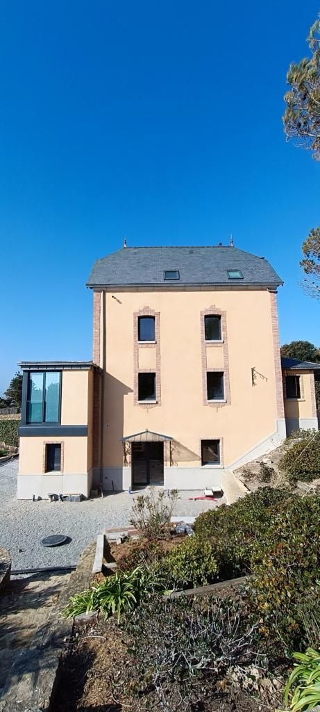 Maison avec une toiture en ardoise