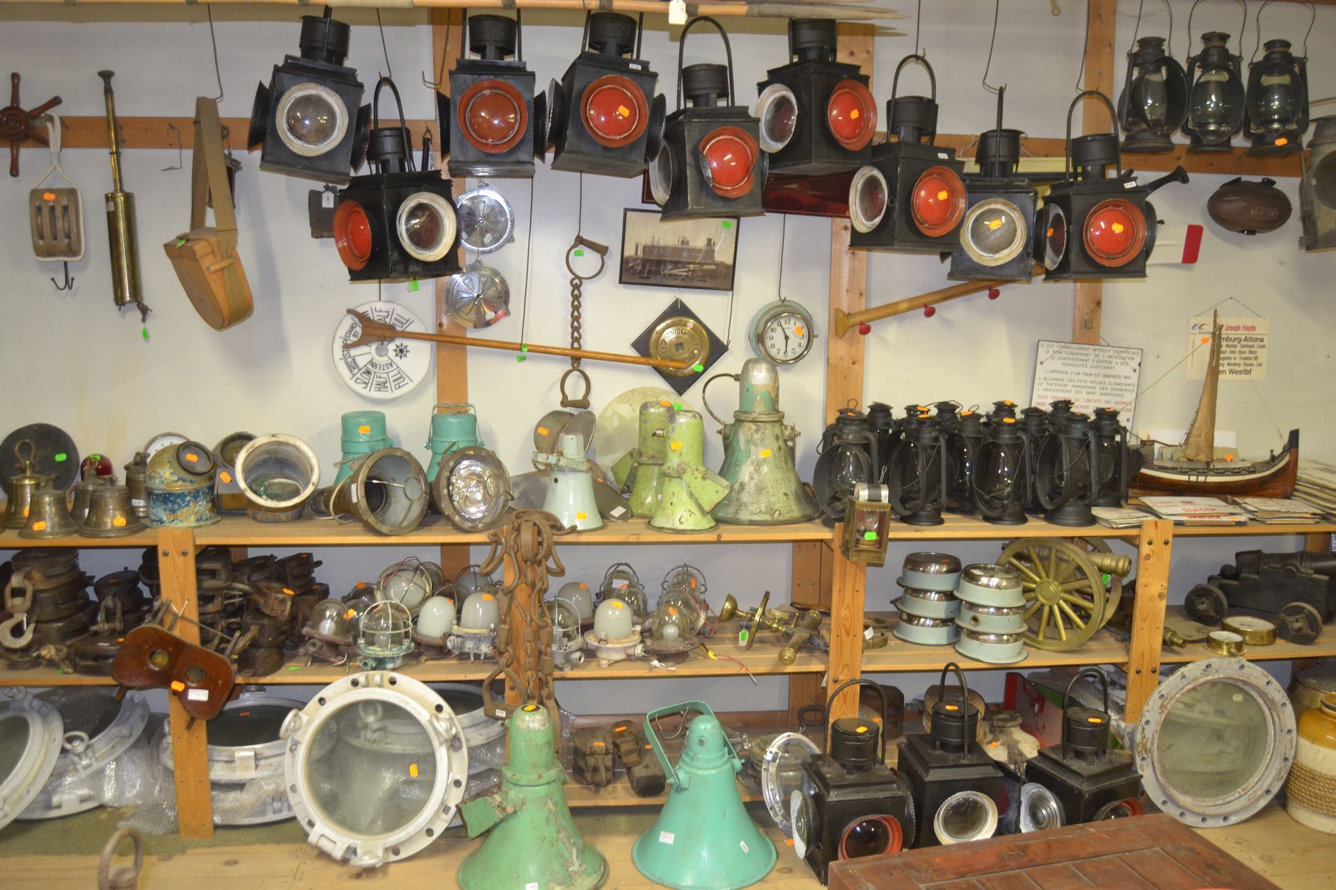 Ein Haufen Laternen hängen an einer Wand